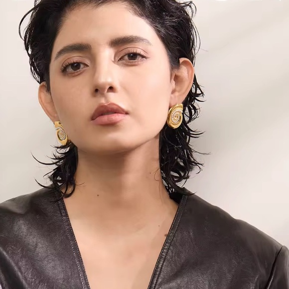 Gold Spiral Shell Earrings with Imitation Pearls – PVD Real Gold Plated - Picture 4 of 16